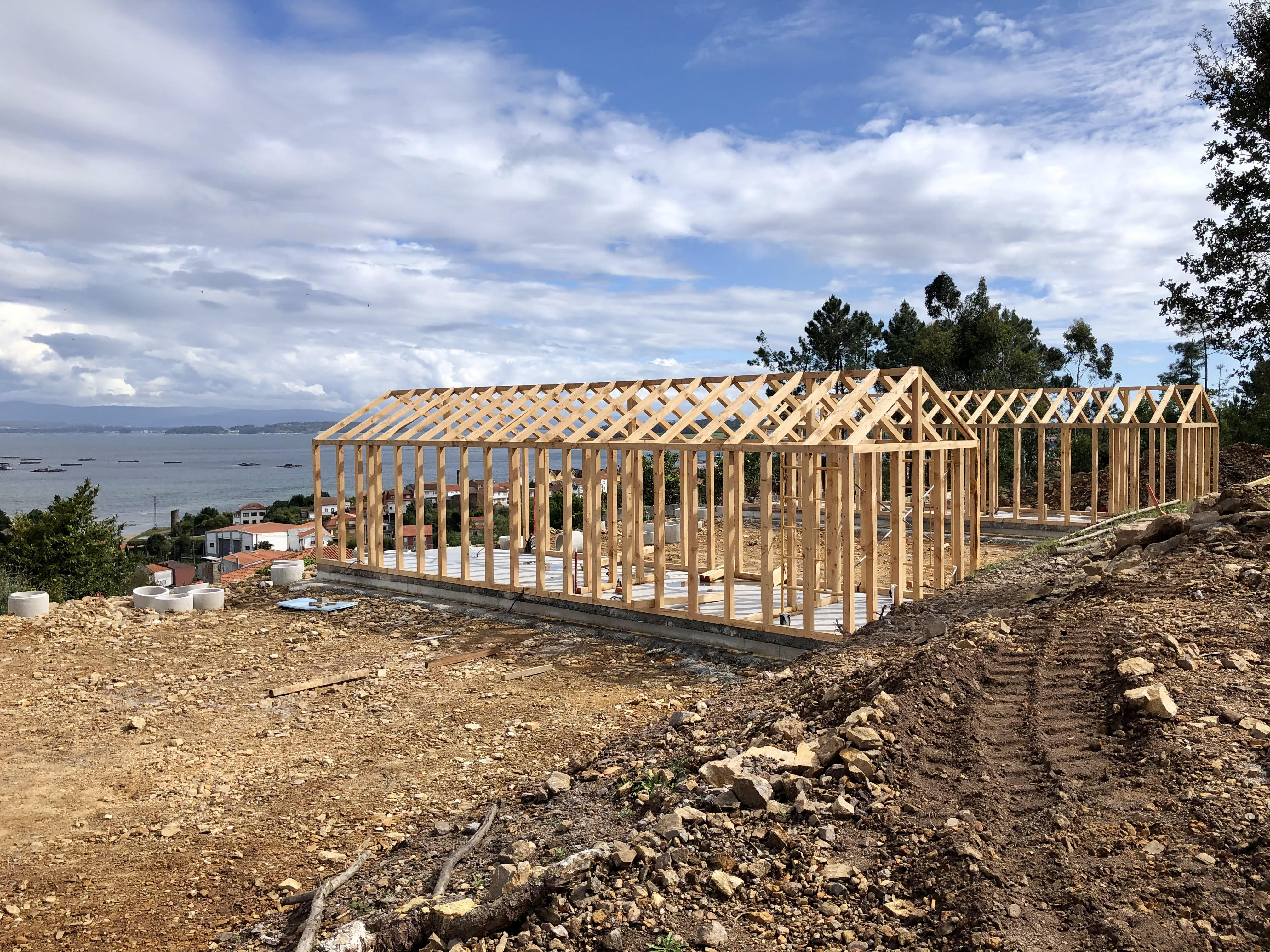 Estructura de cedro de la cabaña en construcción, con vistas a la Ría